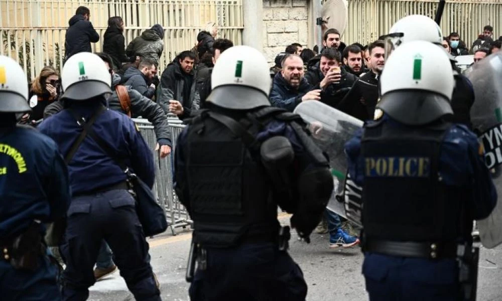 Ένταση και χημικά έξω από το αστυνομικό τμήμα Ζωγράφου στη μεταφορά της Ι. Κολοβού στην Ευελπίδων (Βίντεο)